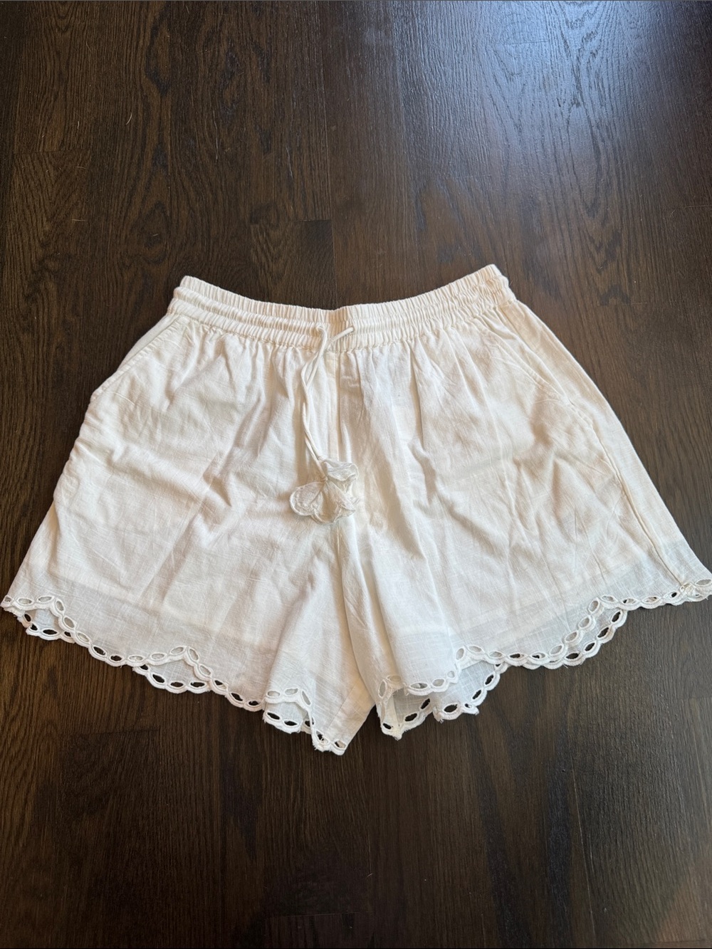 Lightweight White Scallop-Hem Women’s Shorts by Scarlett poppies